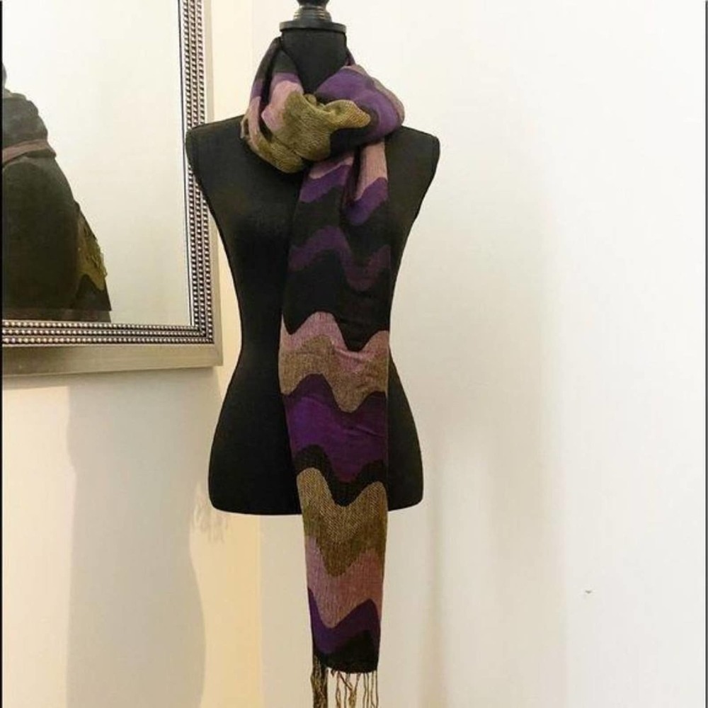 Women’s wrap/scarf.